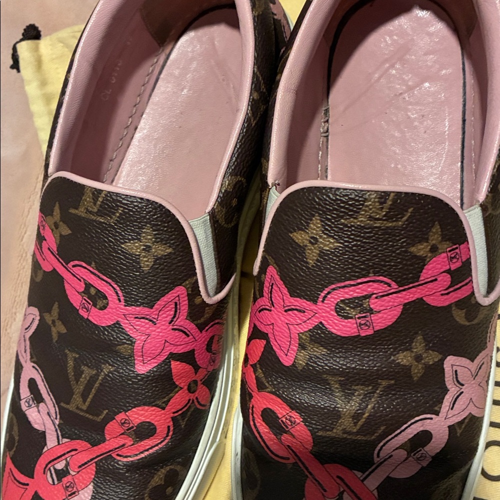 Louis Vuitton logo sneakers. - Picture 9 of 10